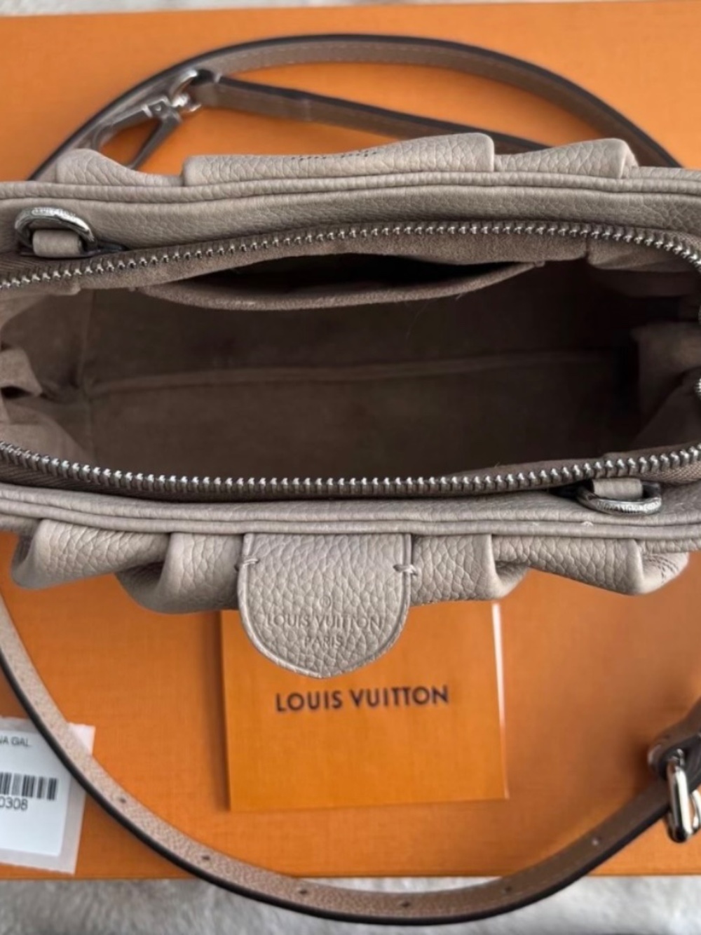 Louis Vuitton Hanbag crossbody purse - Picture 3 of 7